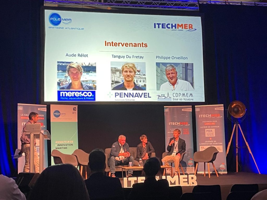 Pennavel au salon Itechmer : dialogue entre pêche et éolien flottant Tanguy Halna du Fretay, coordinateur pêche et usages maritimes du projet Pennavel, est intervenu au salon ITECHMER_2025 lors de la table ronde « Quel dialogue avec les éoliennes ? » animée par Boris Teillant du Pôle Mer Bretagne Atlantique. Aux côtés d’Aude Relot Stirnemann (DG de MERESCO) et de 𝗣𝗵𝗶𝗹𝗶𝗽𝗽𝗲 𝗢𝗿𝘃𝗲𝗶𝗹𝗹𝗼𝗻 (Président du 𝗖𝗗𝗣𝗠𝗘𝗠 𝟯𝟱), il a présenté les actualités du projet et les avancées du travail de concertation mené avec les pêcheurs autour du futur parc éolien flottant de Bretagne Sud. Pennavel s’appuie sur un comité de liaison pêche, des groupes de travail thématiques et des échanges réguliers aux contacts des professionnels, sur les quais ou à bord, pour co-construire des solutions et préserver la cohabitation des usages dès les phases d’étude en mer. Une démarche fondée sur l’écoute, la transparence et la recherche de solutions concrètes pour un développement durable en mer.
